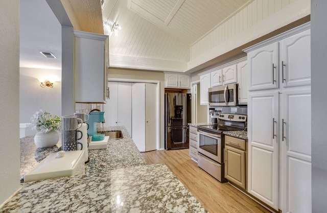 Rowlett Home w/ Hot Tub & On-Site Lake Access!