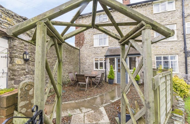 Rowton Manor Cottage, KRÄFTIGE WAFFEN