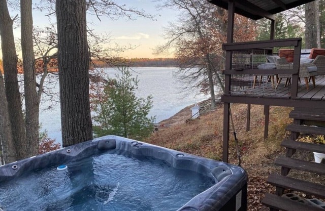 Rowyn's Resort - Cabin w/ Hot Tub Lakeside Retreat