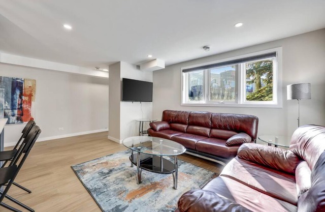 Roxboro #3 Trendy Central 2BR Home Parking, Wifi