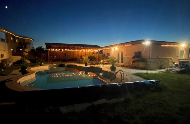 Royal B&B #2-Poolhouse w/Kitchen & Private Bath @Royal DeMaria Winery