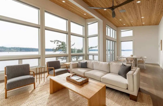 Royal Beacon: Tranquil Waterfront Retreat