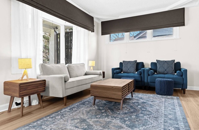 Royal Blue Haven ~ Walk Downtown Royal Oak, Game Room, Jetted Tub, Clean + Cozy