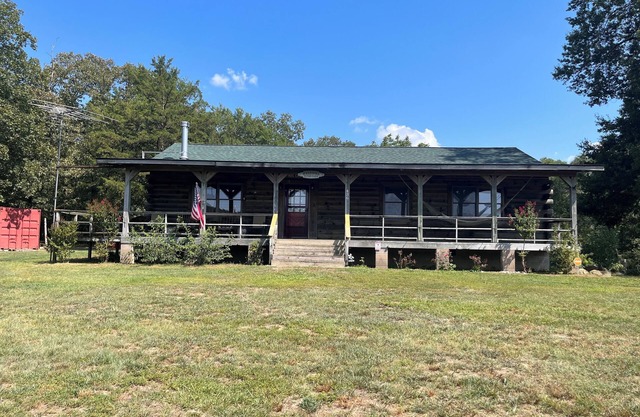 Royal Cabin between Lake Quachita and Hot Springs