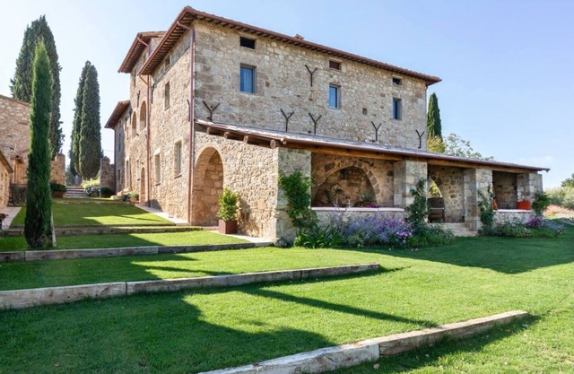 ROYAL COUNTRY VILLA WITH POOL