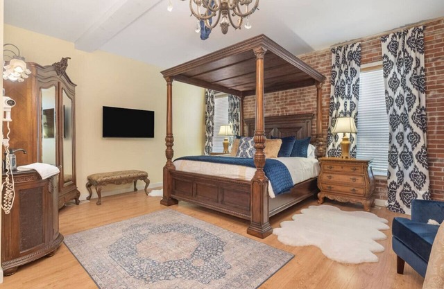 Royal Crown suite with a king size bed/Gameroom/Coffee bars/Huge tub/Grand Colonial