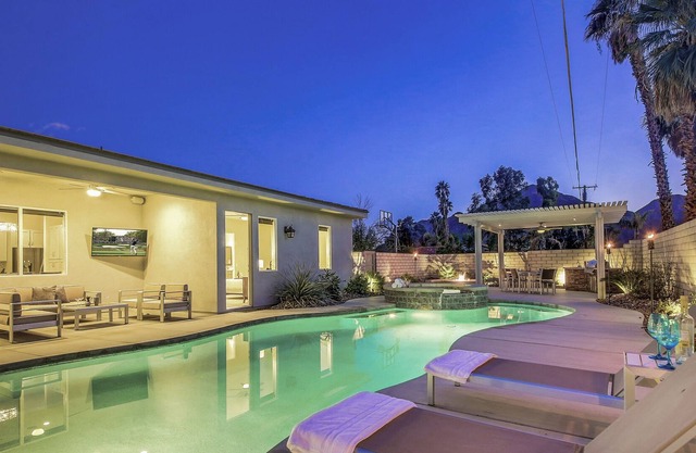 Royal Palms: Pool, Spa, PingPong, Fire Pit, Games!