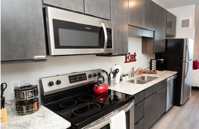 Royal Red Suite: King bed, 10 mins to MSP/MOA, Free indoor Parking