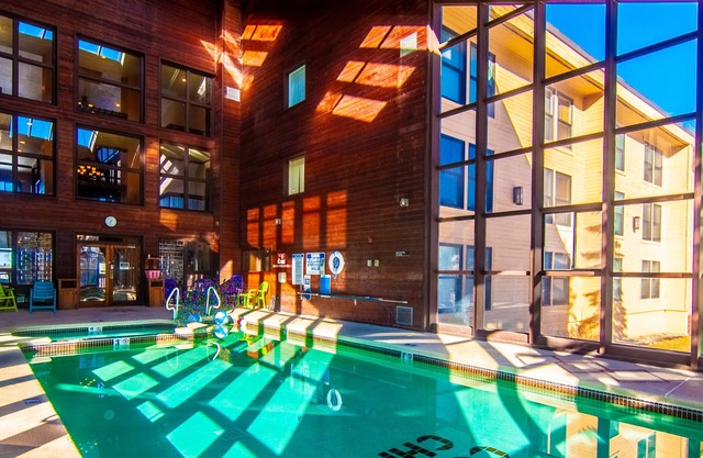 Royal Vista III, Pool & Hot-Tub, Ski-I/O, 2 BR, 2 Bath, Sleeps 6