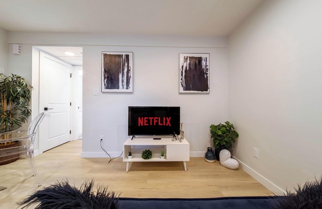 RoyalBlueBSMTsuite/KingBed/FreeParking/Netflix