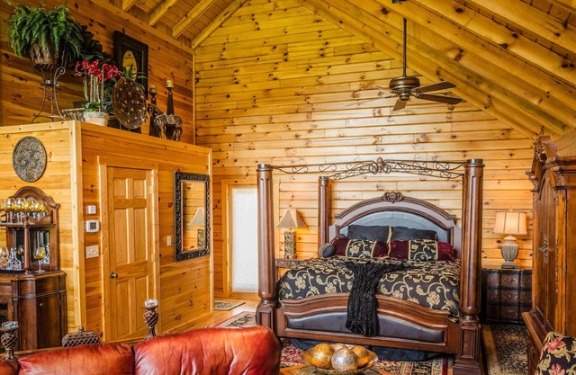 Royale Cabin-King-Bett, Whirlpool, KEINE REINIGUNGSGEBÜHR