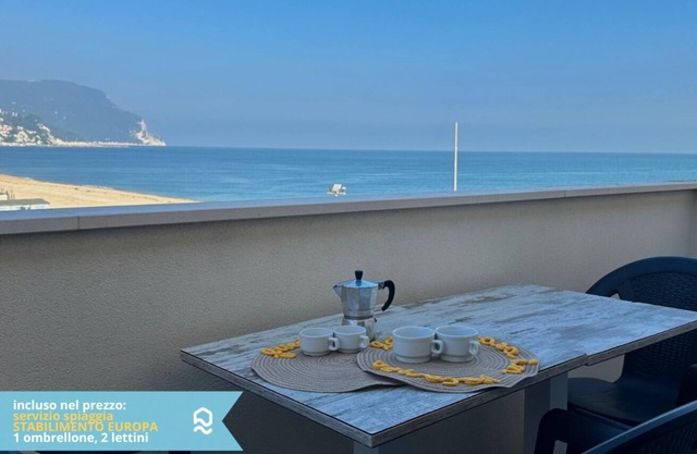 RS322 - Marcelli, seafront two-room apartment with beach included