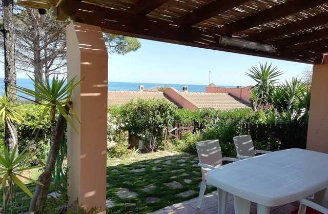 Überblick Villetta 80 m vom Meer entfernt in Porto Corallo mit umzäuntem Garten