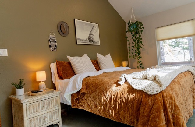 Ruby’s River Cabin - 15 Minutes to Boulder - Hot Tub+Sauna - Cozy Beds