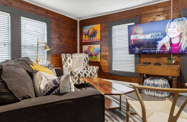 Rudder's Retreat: Walk to A&M, Comfy King Bed