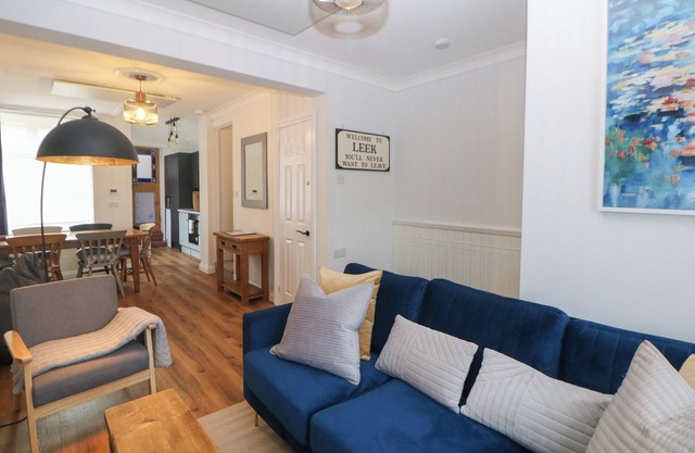 RUDYARD HOUSE, pet friendly, character holiday cottage in Leek