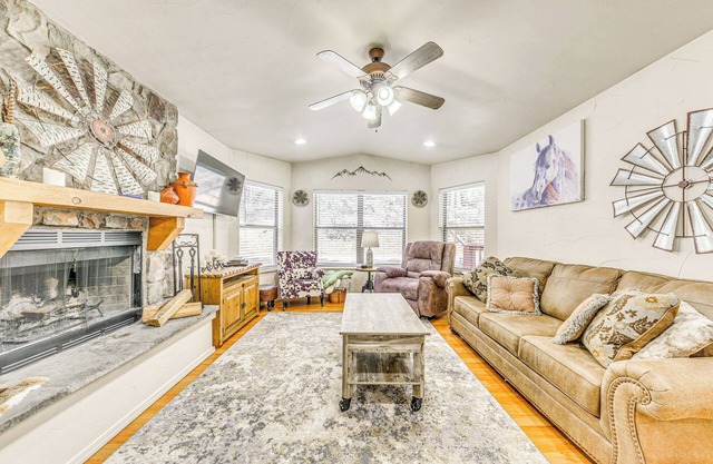 Ruidoso Cabin Rental w/ Hot Tub: Near Midtown!