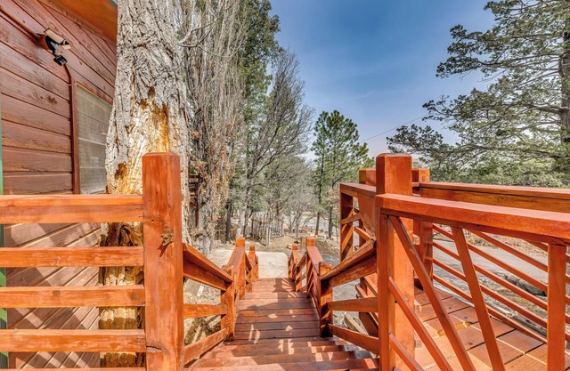 Ruidoso Cabin w/ Deck ~ 1 Mi to Midtown!