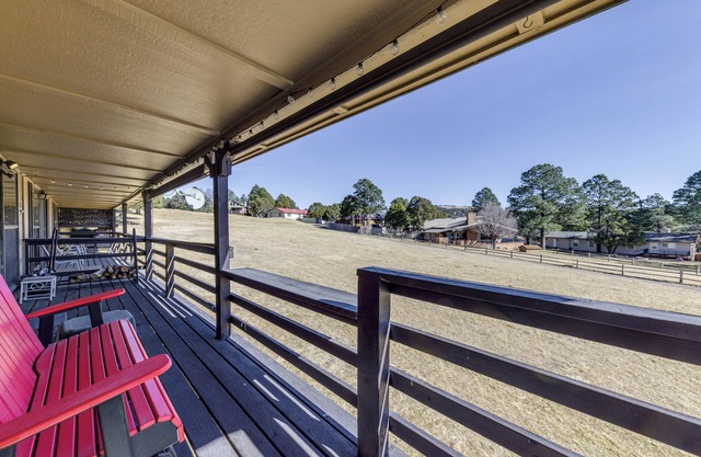 Ruidoso Condo w/ Golf View ~ 17 Mi to Ski Apache!