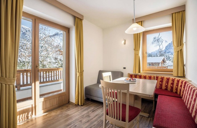 Runcac - Ferienwohnung Corn mit Bergblick, WLAN & Balkon