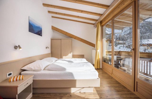 Runcac - Ferienwohnung Gomina mit Bergblick, WLAN & Balkon