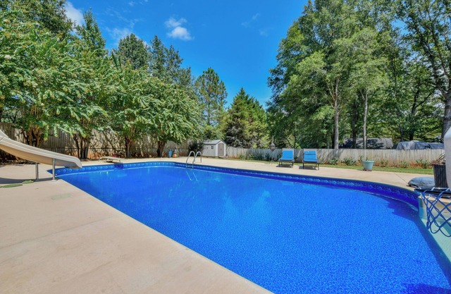 Running Back Roost - Swimming Pool, Fenced in, & More!