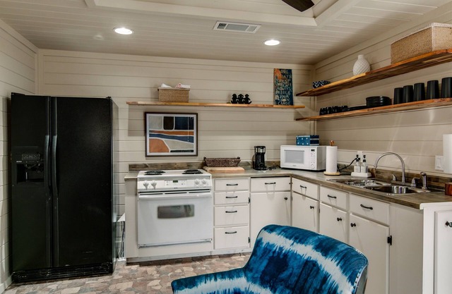 Running M Fish Camp: Sleeps 14 + Two Boat Slips