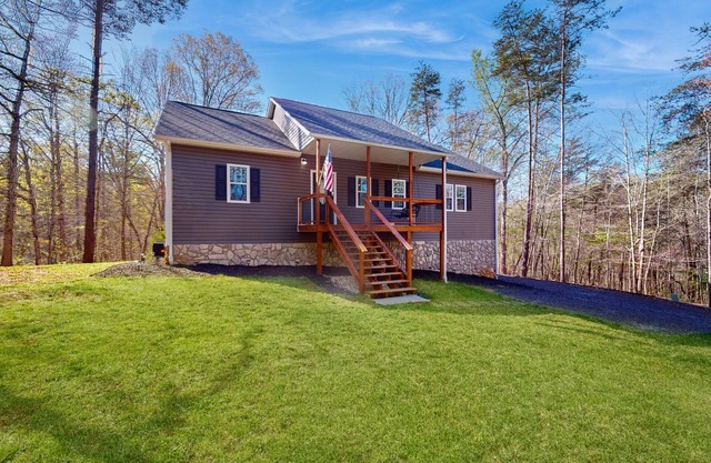 Rural 2-story home near lake access with deck, grill, pool table, streaming, W/D