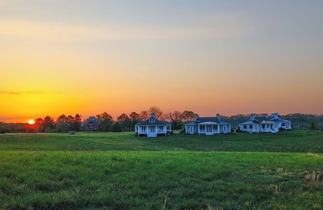 Rural and charming 2-bedroom cottage near H-SC and Longwood
