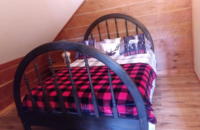Rural Country Setting- Rustic and Charming Log Guest Suite