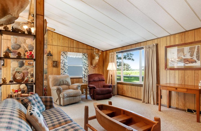 Rural, dog-friendly retreat w/convenient deck w/dining area, firepit, large yard