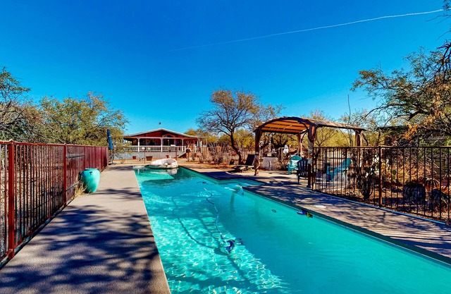 Rural hideaway with private pool, grill, AC, & soaking tub - horses on property