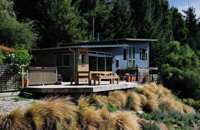 Rural home with mountain views, large deck with spa pool, 15 minutes from Wānaka