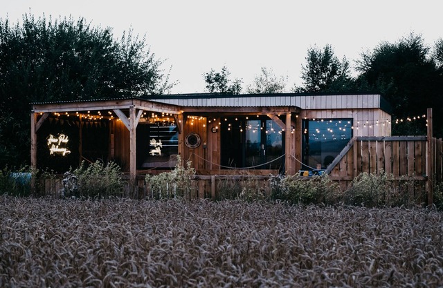 Rural Hot Tub Staycation - mountain views (pet friendly!)