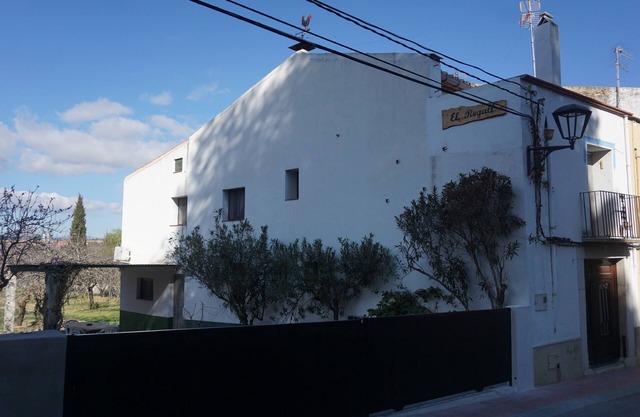 Rural house with garden, barbecue and swimming pool. Sea, mountains, culture, hiking!