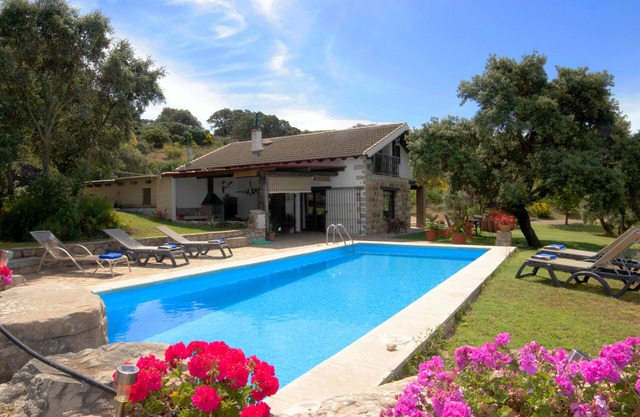 Rural house with spacious exterior and views of the mountains of Malaga. full rent