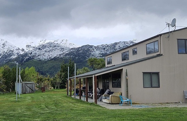 Rural, idyllic, and 360 degree views! Spacious and only 15 minutes from Wanaka.
