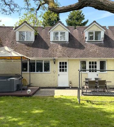 Rural Lodge stay In Windsor! Hot Tub! Sleeps 20