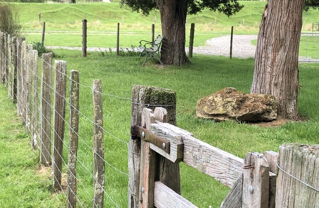 Ländliches Privathaus inmitten eines kleinen bewirtschafteten Bauernhofes. Bush Ansichten.