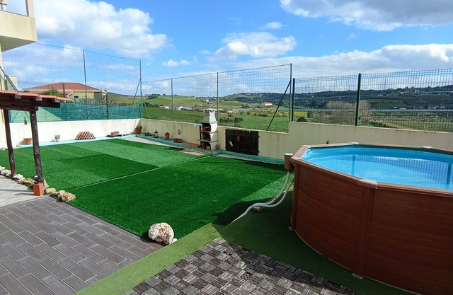 Valley Guest House - Schwimmbad und Landschaft