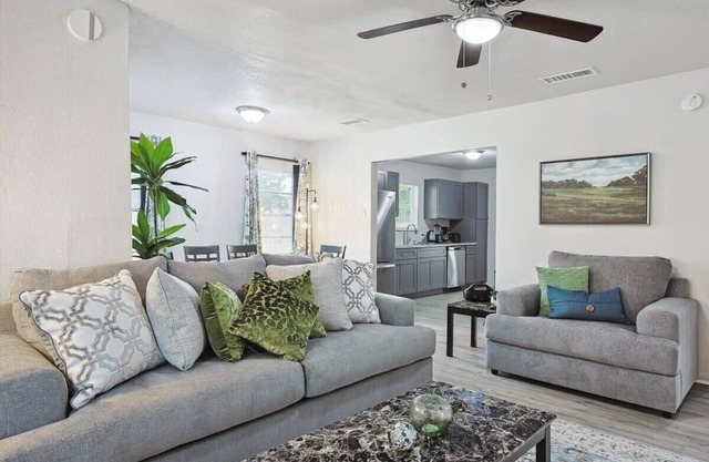 Rural Serenity x Cozy Comfort - 3-BD,1-BA w Yard