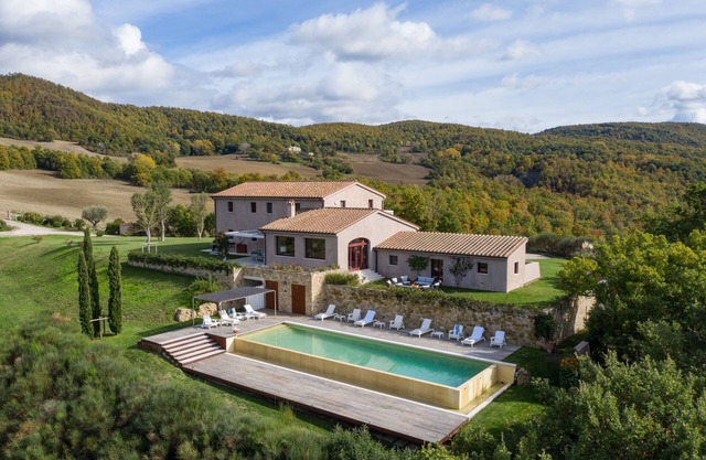 Rural Tuscany | Luxury villa with infinite pool