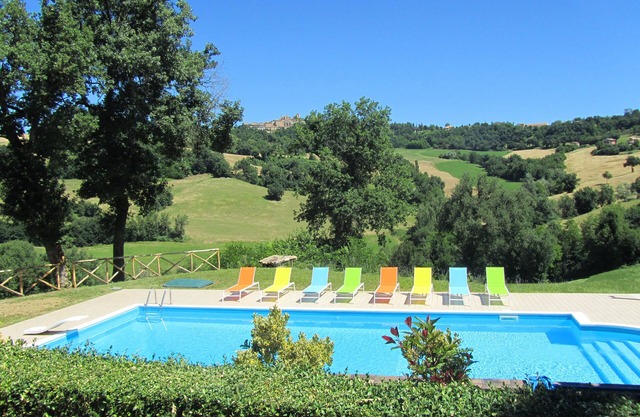 Ländliche Villa mit Blick auf Gualdo und die Berge, privater Pool, Dachterrasse