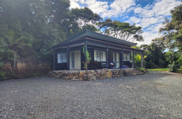 Ruru Retreat - peaceful oasis set off the road, pet friendly!