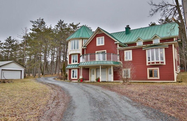 "Rustic country farm 5 min. from Magog Lake, commerce and highway.