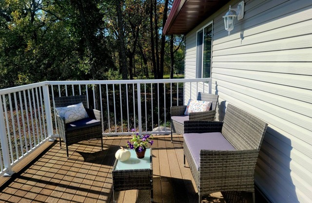 Rush Lake, Lake View retreat. Family size house, spacious parking.