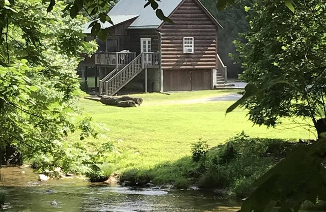 Rushing Trout-Stocked Creek: 10 Morgen, WiFi und Whirlpool!