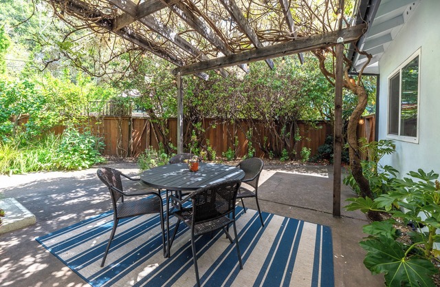 RussianRiverBungalow:NEW & Magical Family Retreat! Walk to the River!WiFi/Pup