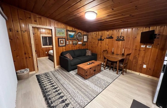 Rustic 1 bd, 1 ba Cabin at Waitts Lake Resort!