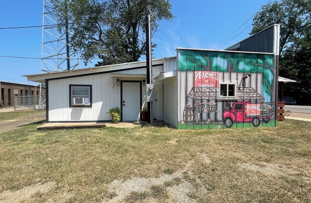 Rustic 1-bedroom apartment with AC and WiFi in pleasant Lockesburg